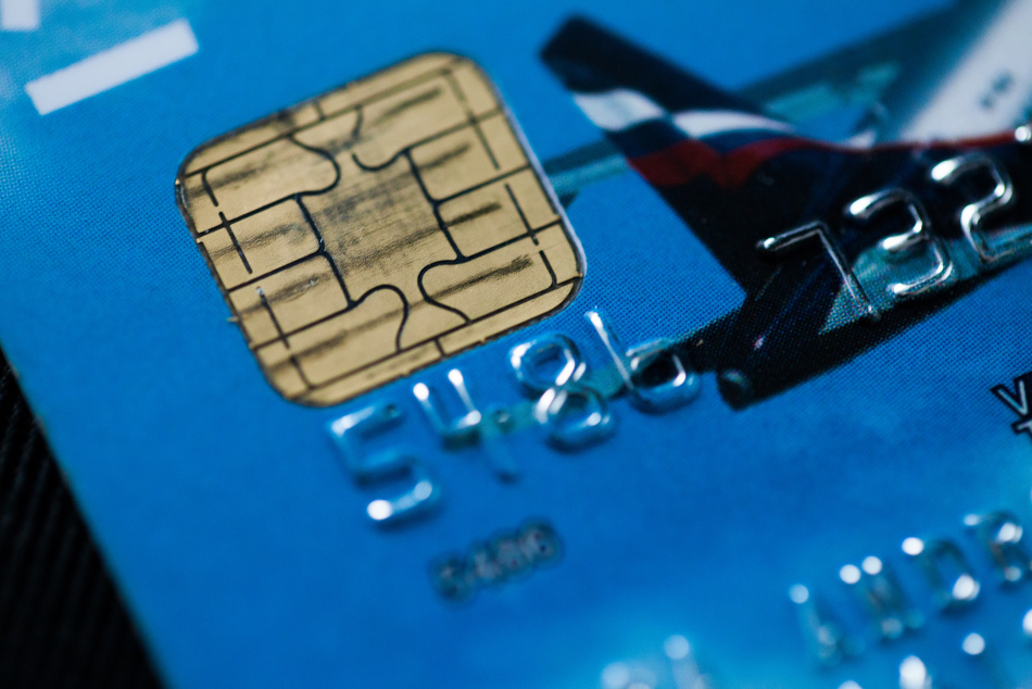 Петербурженку оштрафовали на 100 тысяч за покупки чужой банковской картой